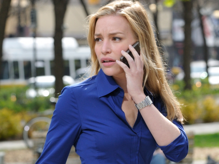 Annie Walker recevant un coup de téléphone